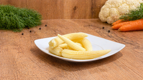 Węgierska kukurydza mini marynowana, delikatny dodatek do sałatek, przekąsek i zimnych półmisków.