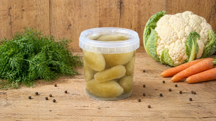 Węgierskie zielone pomidory marynowane w occie, idealne do sałatek i jako zakąska na imprezy.