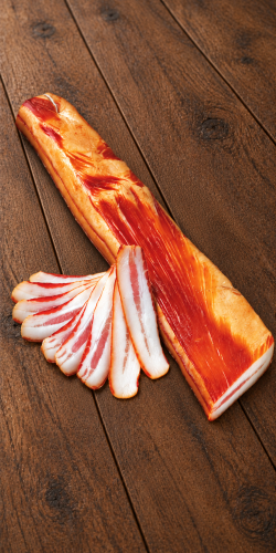 Palatin Füstölt kenyérszalonna Hungarian smoked pork fatback, shown whole and sliced on rustic wood. Explore Hungarian specialties at OstryStefek.pl.