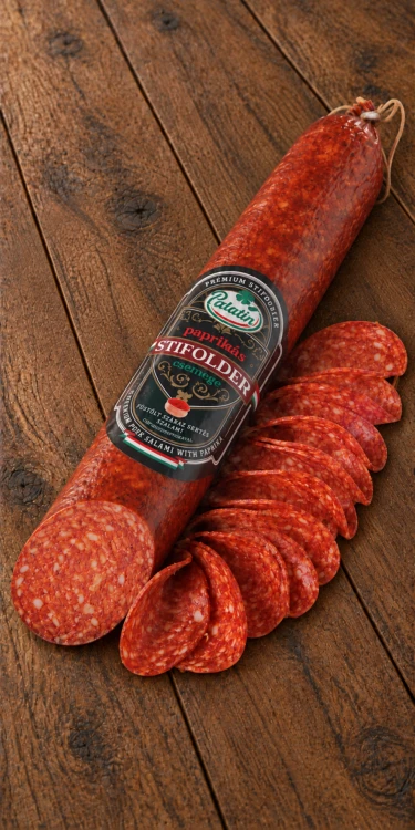 Palatin Paprikás Stifolder Csemege mild Hungarian paprika salami, shown whole and sliced. Explore Hungarian deli meats at OstryStefek.pl.