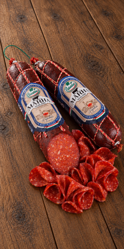 Palatin Paprikás marha szalámi csemege mild beef salami with paprika, shown whole and thinly sliced on rustic wooden boards.