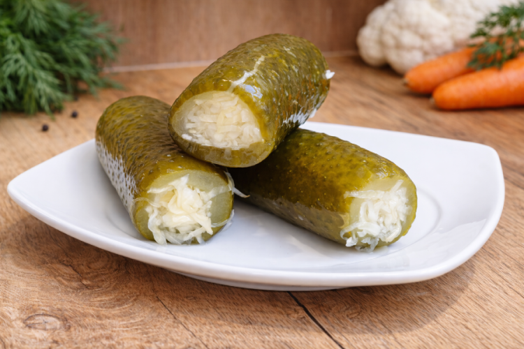 Zdjęcie produktu: ogórki marynowane faszerowane kapustą kiszoną w szklanym słoiku, niepasteryzowany węgierski przetwór warzywny w zalewie octowej, tradycyjne opakowanie.