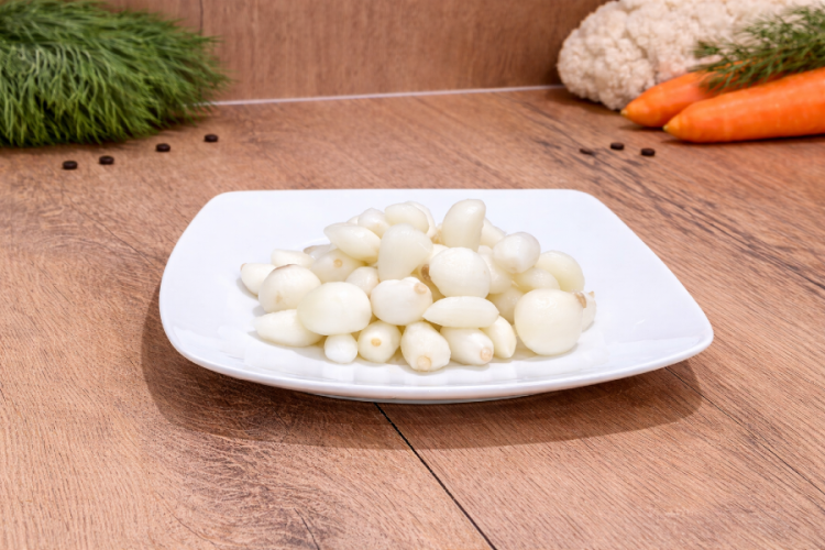 Czosnek marynowany z Vecsés podany na talerzu jako tradycyjny pikiel.