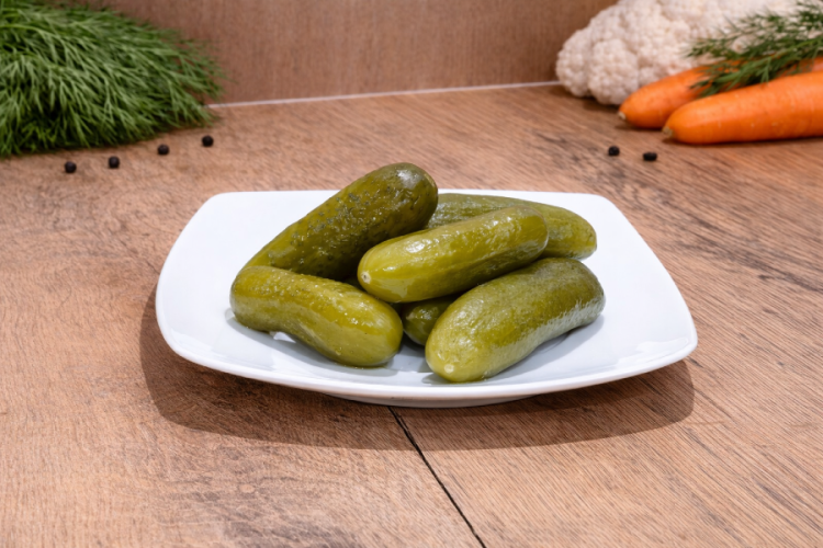 Ogórki marynowane Csemege uborka z Vecsés podane na talerzu.