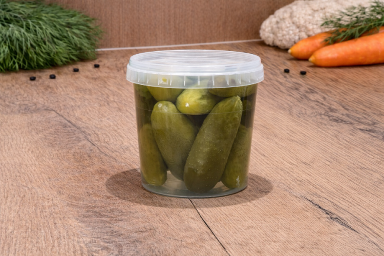 Węgierskie ogórki marynowane Csemege uborka z Vecsés w plastikowym pojemniku.