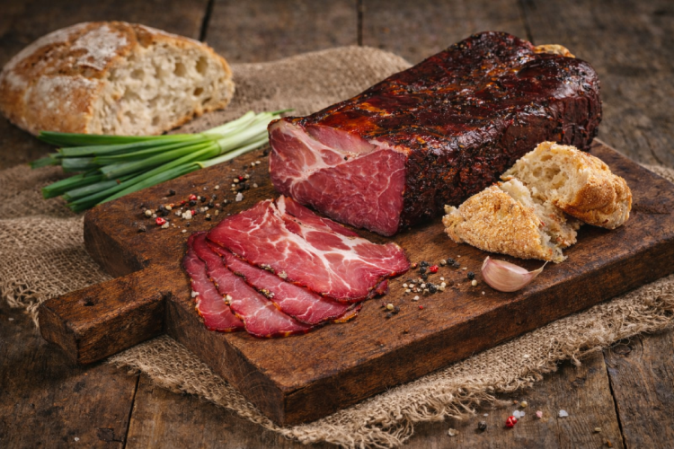 Feketekői dry-cured, air-dried pork neck is Hungarian spiced charcuterie with notes of black pepper and juniper. Firm, richly savory, and elegant—perfect for boards, premium sandwiches, and tasting plates. Vacuum packed.