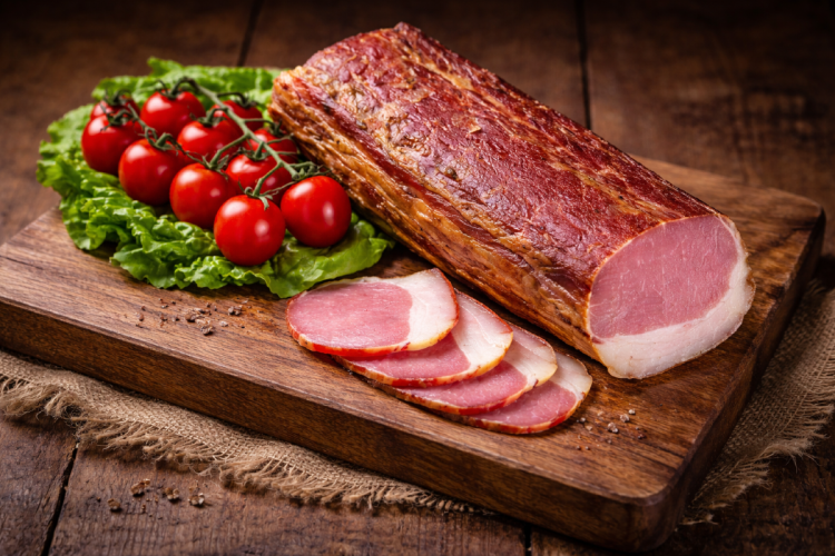 Wędzony schab dojrzewający w rustykalnej aranżacji. Naturalny, tradycyjnie przygotowany, o zwartej strukturze i delikatnym tłuszczu. Idealny do kanapek, deski wędlin i kuchni premium.