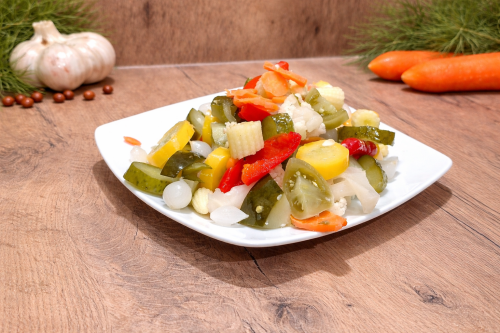 Party Mix – łagodna mieszanka warzywna marynowana w occie 800 g – tradycyjny węgierski produkt niepasteryzowany z ogórkiem, papryką, zielonym pomidorem, arbuzem zielonym, cebulą, kalafiorem i cukinią