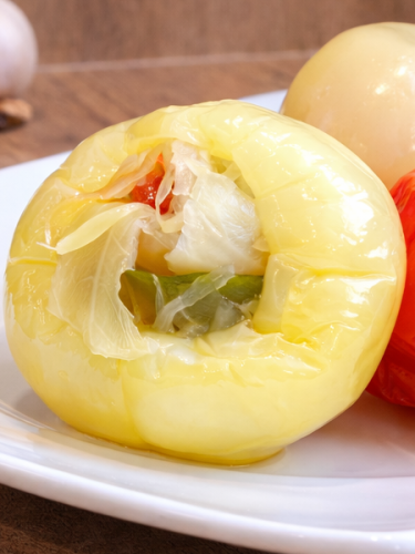 Ostra papryka jabłkowa nadziewana sałatką warzywną marynowaną w occie 600 g – tradycyjny węgierski produkt niepasteryzowany z pikantną papryką i warzywnym farszem