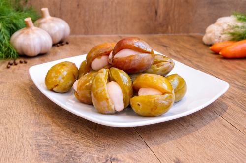 Plums Stuffed with Garlic Pickled in Vinegar 600 g – traditional Hungarian non-pasteurized delicatessen product with sweet-and-tangy flavor and distinctive garlic aroma