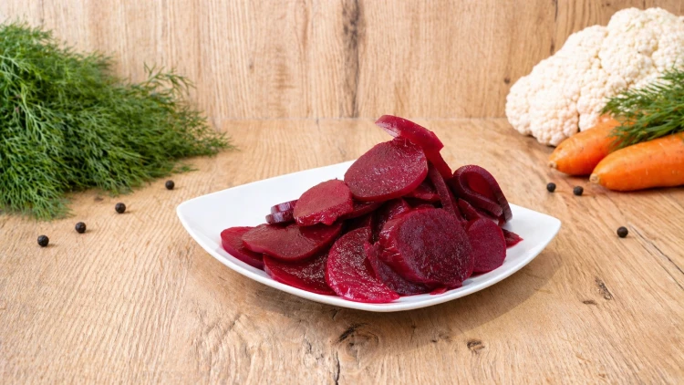 Węgierskie buraki krojone marynowane w occie, gotowe do podania jako dodatek do obiadu.
