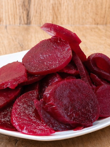 Węgierskie buraki krojone marynowane w occie, gotowe do podania jako dodatek do obiadu.