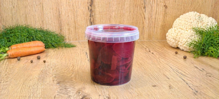 Węgierskie buraki krojone marynowane w occie, gotowe do podania jako dodatek do obiadu.