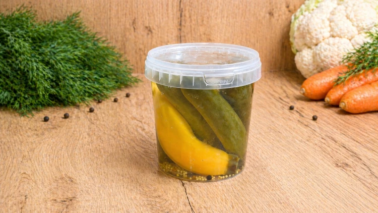 Węgierska cukinia mini marynowana w occie z cebulą, gorczycą, kolendrą i przyprawami.