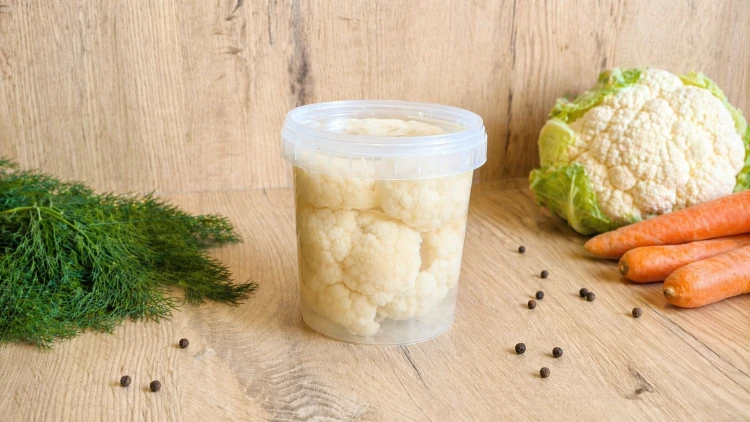 Węgierski kalafior marynowany w occie, gotowy do podania jako dodatek do obiadu i zimnych przekąsek.