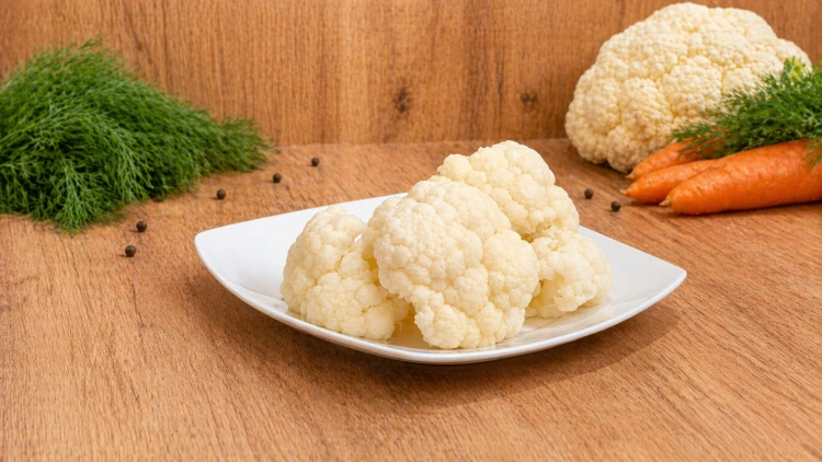 Węgierski kalafior marynowany w occie, gotowy do podania jako dodatek do obiadu i zimnych przekąsek.