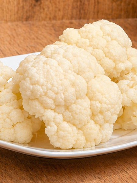 Węgierski kalafior marynowany w occie, gotowy do podania jako dodatek do obiadu i zimnych przekąsek.